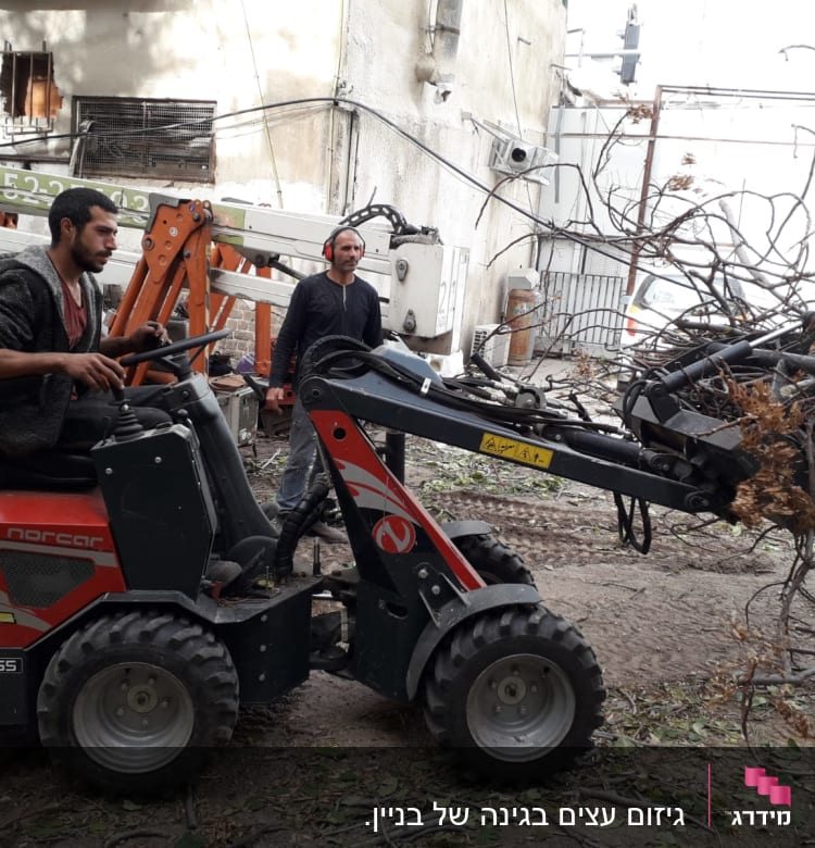 אדם מפעיל טרקטורון עם זרוע גזם